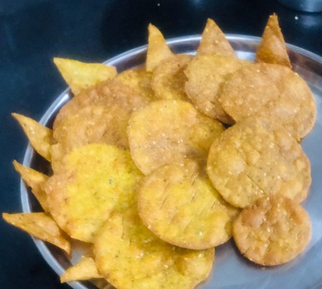 farsi-poori-gujrati-dry-snacks-recipe-in-hindi farsi-poori-gujrati-dry-snacks-recipe-in-hindi