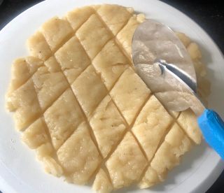 Cut shakkarpare into diamond shape