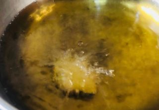 Drop one piece of the shakkrpara in the oil