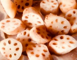 Separate the lotus stem from the water