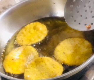 farsi-poori-gujrati-dry-snacks-step-3(4) farsi-poori-gujrati-dry-snacks-step-3(4)