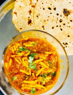 sev-tamatar-ki-sabzi