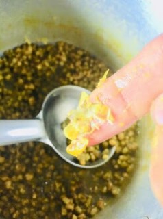 sabut-hare-moong-recipe-step-2(6)