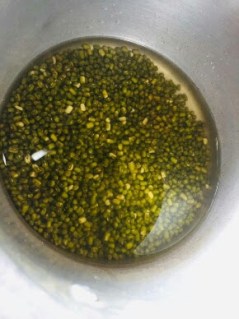 sabut-hare-moong-recipe-step-2(1)