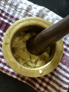 til-murmura-nariyal-mixed-gud-chikki-step-1(2)