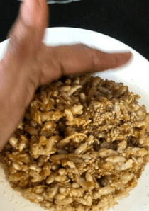 til-murmura-nariyal-mixed-gud-chikki-step-2(14)