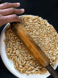 til-murmura-nariyal-mixed-gud-chikki-step-2(15)