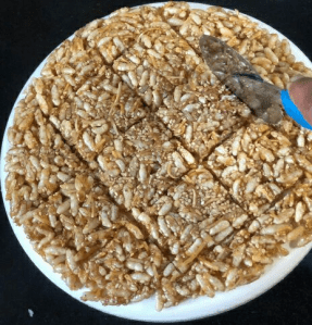 til-murmura-nariyal-mixed-gud-chikki-step-2(17,b)