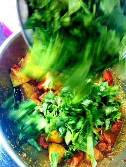 spinach-potato-sabzi-recipe-step-2(10,1)