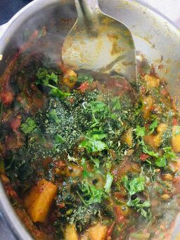 spinach-potato-sabzi-recipe-step-2(19,2)
