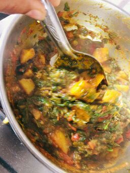 spinach-potato-sabzi-recipe-step-2(17,1)