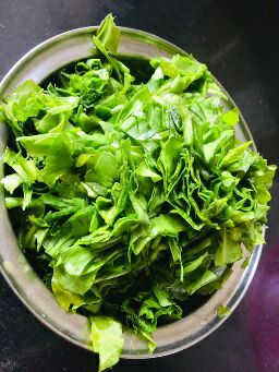 spinach-potato-sabzi-recipe-step-1(2)