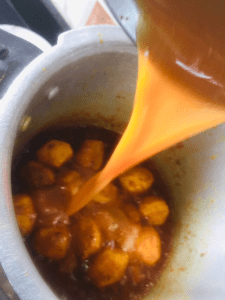 baby-p0tatoes-sabzi-recipe-in-curd-gravy-step-2(6)