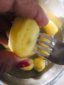 baby-p0tatoes-sabzi-recipe-in-curd-gravy-step-1(a,2)