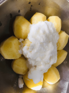baby-p0tatoes-sabzi-recipe-in-curd-gravy-step-1(b,2)