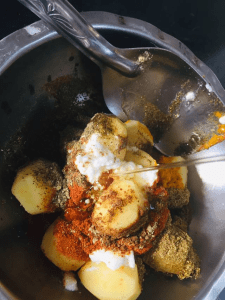 baby-p0tatoes-sabzi-recipe-in-curd-gravy-step-1(b,5)