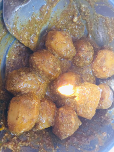 baby-p0tatoes-sabzi-recipe-in-curd-gravy-step-1(b,6)