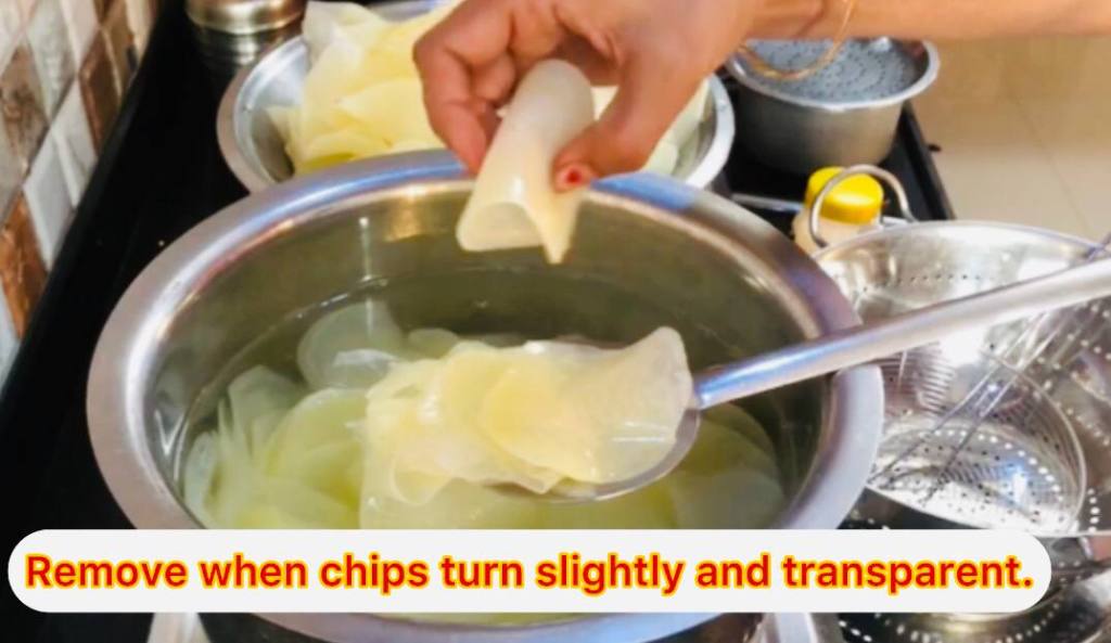 Aloo Chips सफेद आलू चिप्स (White Potato Chips) – हल्की धूप में सुखाने की विधि