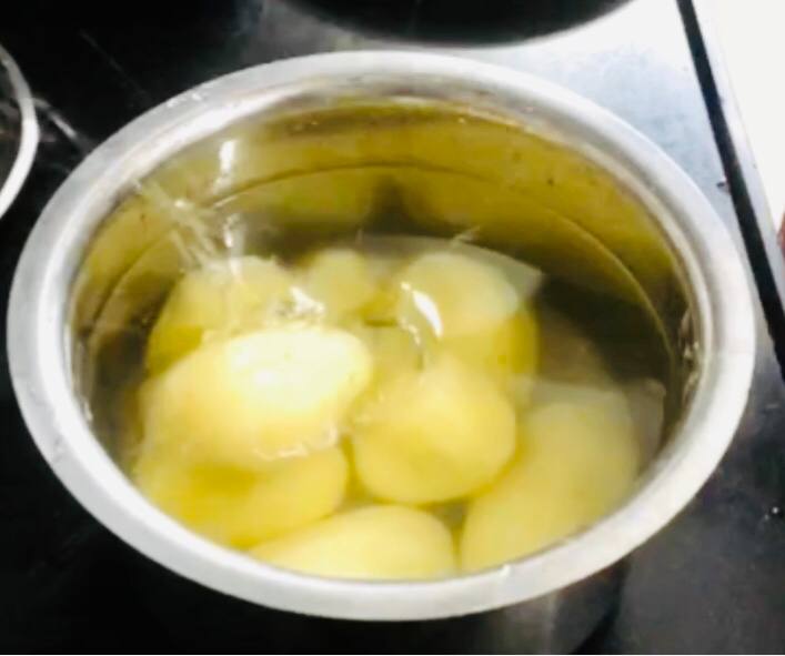 Aloo Chips सफेद आलू चिप्स (White Potato Chips) – हल्की धूप में सुखाने की विधि