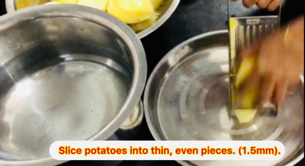 Aloo Chips सफेद आलू चिप्स (White Potato Chips) – हल्की धूप में सुखाने की विधि